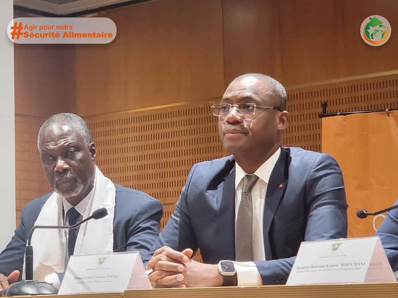 le ministre Sidi Touré et l'Ambassadeur Bandaman Maurice lors du SIA 2023